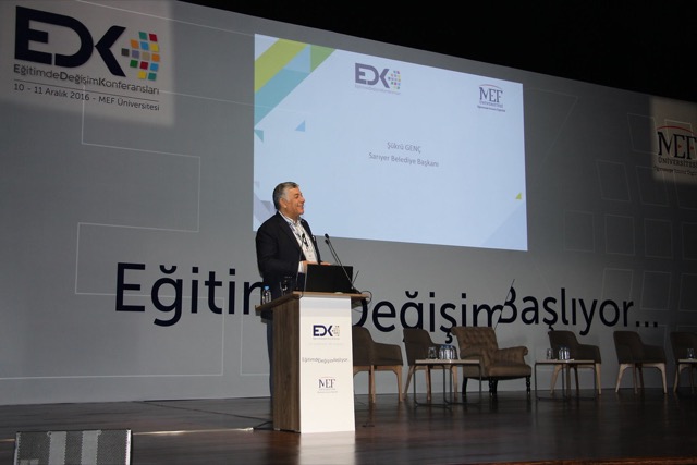 Geçmiş bir EDK’de kürsüde konuşan bir eğitimci