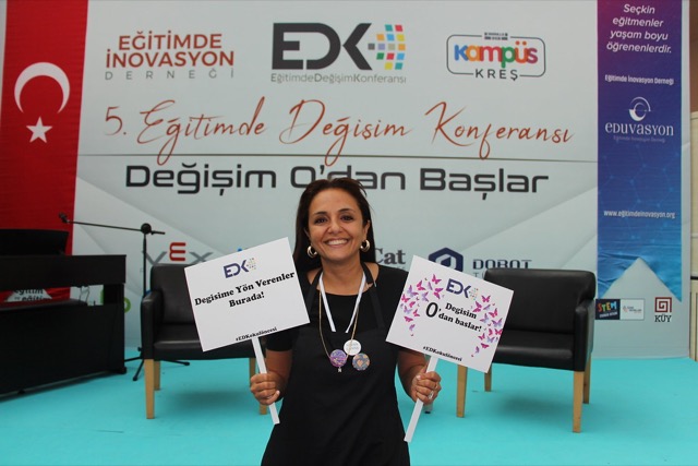Geçmiş bir EDK’de pankartla poz veren bir katılımcı