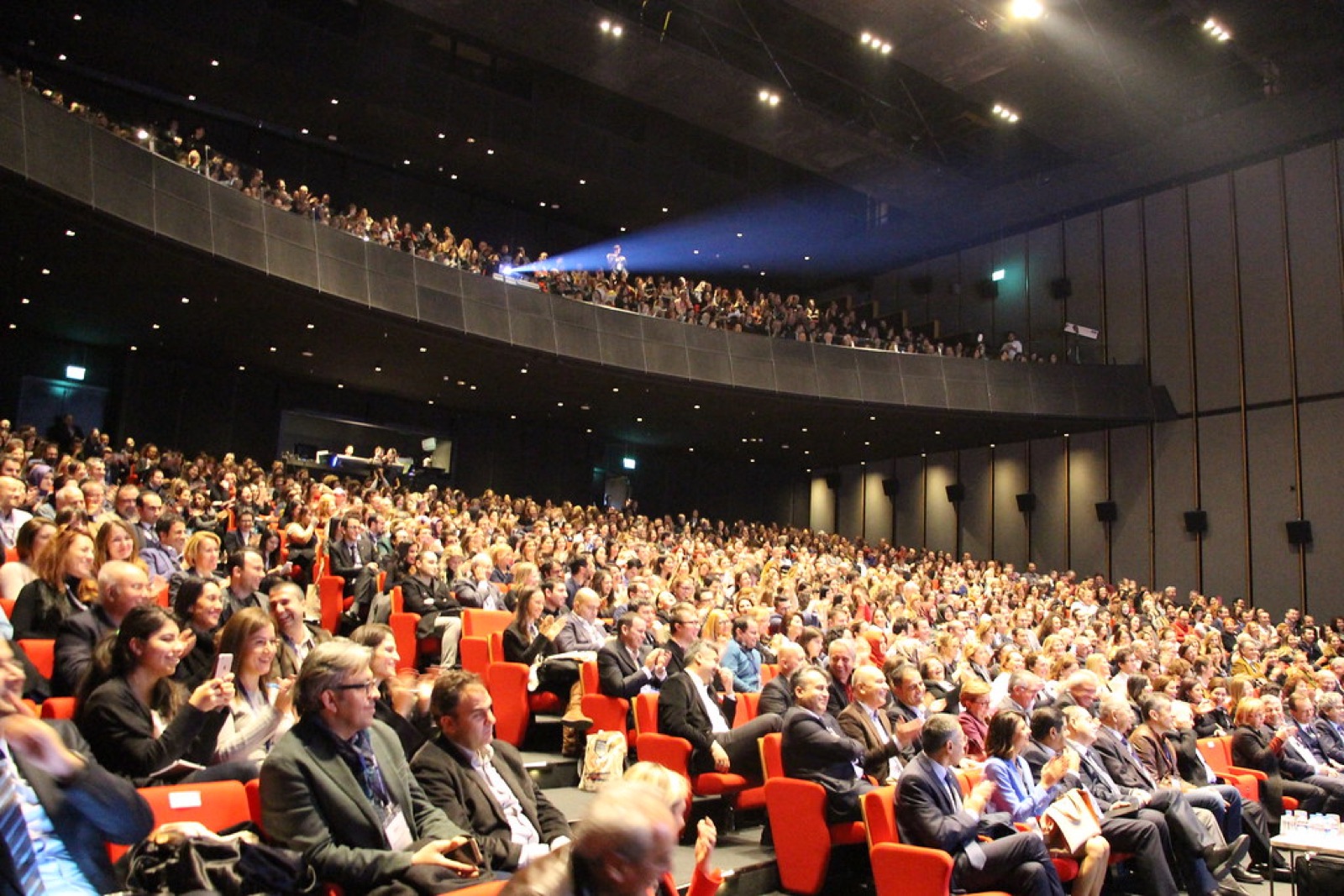 Geçmiş bir EDK'de dolu konferans salonu
