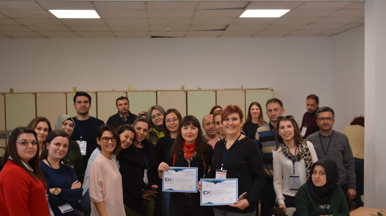 Sertifikalarıyla poz veren katılımcılar