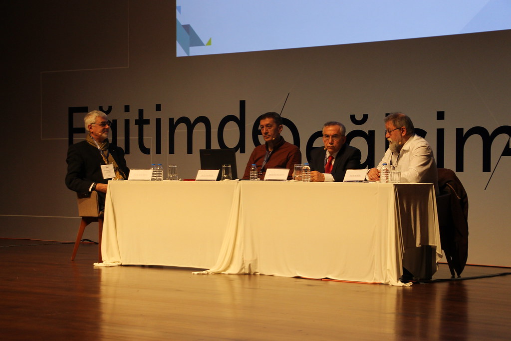 Geçmiş bir EDK’de ana salonda panel: Erhan Ertürk, Prof. Dr. Ziya Selçuk, Mustafa Özcan ve Prof. Dr. Ali Nesin